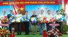Đồng chí Nguyễn Văn Hùng - Tỉnh ủy viên, Bí thư Huyện ủy thừa ủy nhiệm trao tặng các phần thưởng cao quý cho các đồng chí đã có thành tích chiến đấu, phục vụ cách mạng