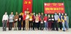 đồng chí Lý Tiết Hạnh – Phó Trưởng đoàn Đoàn đại biểu Quốc hội tỉnh tặng quà cho người nghèo