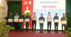 Đồng chí Huỳnh Nam - Phó Bí thư Thường trực Huyện ủy khen thưởng các tập thể và cá nhân có thành tích xuất sắc trong công tác tuyển quân năm 2021