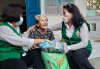 Chi hội Bảo trợ bệnh nhân nghèo Bác Ái Tuy Phước tặng quà cho cụ Võ Thị Phước, 81 tuổi, bị mù, ở thôn Bình Thái, xã Phước Thuận, sống neo đơn. Ảnh: NGỌC TÚ