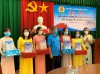 Lãnh đạo Liên đoàn lao động và Ban Dân vận Huyện ủy trao quà tặng cho nữ nhân viên y tế trường học