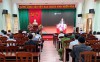 Đồng chí Trần Kim Kha - Tỉnh ủy viên, Giám đốc Sở Thông tin - Truyền thông tỉnh giới thiệu đại biểu và nội dung trực tuyến tại điểm cầu chính Trung tâm Hội nghị tỉnh