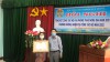 Lãnh đạo UBND huyện tặng bằng khen của Thủ tướng Chính phủ cho bà Trần Thị Lệ có mô hình sản xuất hiệu quả và ổn định, tạo việc làm cho nhiều hộ lao động, góp phần phát triển kinh tế - xã hội trên địa bàn tỉnh
