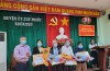 Đồng chí Nguyễn Đình Thuận - Phó Bí thư Thường trực Huyện ủy trao Huy hiệu Đảng cho các đảng viên từ 50 tuổi Đảng trở lên