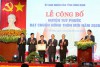 Chủ tịch nước Nguyễn Xuân Phúc (thứ tư từ trái sang) trao bằng công nhận huyện Tuy Phước đạt chuẩn Nông thôn mới năm 2020.