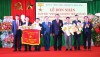 Phó Bí thư Thường trực Tỉnh ủy Lê Kim Toàn và Chủ tịch UBND tỉnh Nguyễn Phi Long trao danh hiệu, tặng hoa chúc mừng địa phương