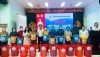 Trưởng Ban Gia đình - xã hội – kinh tế, Hội LHPN tỉnh và Phó Chủ tịch UBND xã Phước Nghĩa trao vật phẩm để thực hiện mô hình