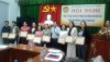 Lãnh đạo Hội Nông dân huyện tặng giấy khen cho các tập thể, cá nhân