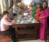 Đồng chí Nguyễn Đình Thuận - PBT Thường trực Huyện ủy, trao lẵng hoa chúc mừng Hội LHPN huyện.