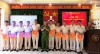 Lãnh đạo Đảng ủy Công an huyện tặng cờ lưu niệm cho các thí sinh