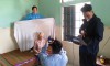 Công an huyện Tuy Phước đến tận nhà hỗ trợ cấp thẻ CCCD cho người già yếu, bệnh tật đi lại khó khăn