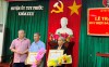Thường trực Huyện ủy trao Huy hiệu Đảng cho các đảng viên