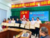Đ/c Nguyễn Thị Bích Thủy – Phó Chủ tịch Thường trực LĐLĐ tỉnh trao bằng khen cho các tập thể tiêu biểu