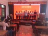 Đồng chí Nguyễn Tường Huy - UVBTV, Trưởng Ban Tuyên giáo Huyện ủy, Giám đốc Trung tâm Chính trị huyện trao giấy chứng nhận cho các học viên