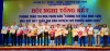 Lãnh đạo huyện Tuy Phước tặng thưởng cho các tập thể có thành tích xuất sắc trong công tác xóa nhà tạm, nhà dột nát. Ảnh: T.K