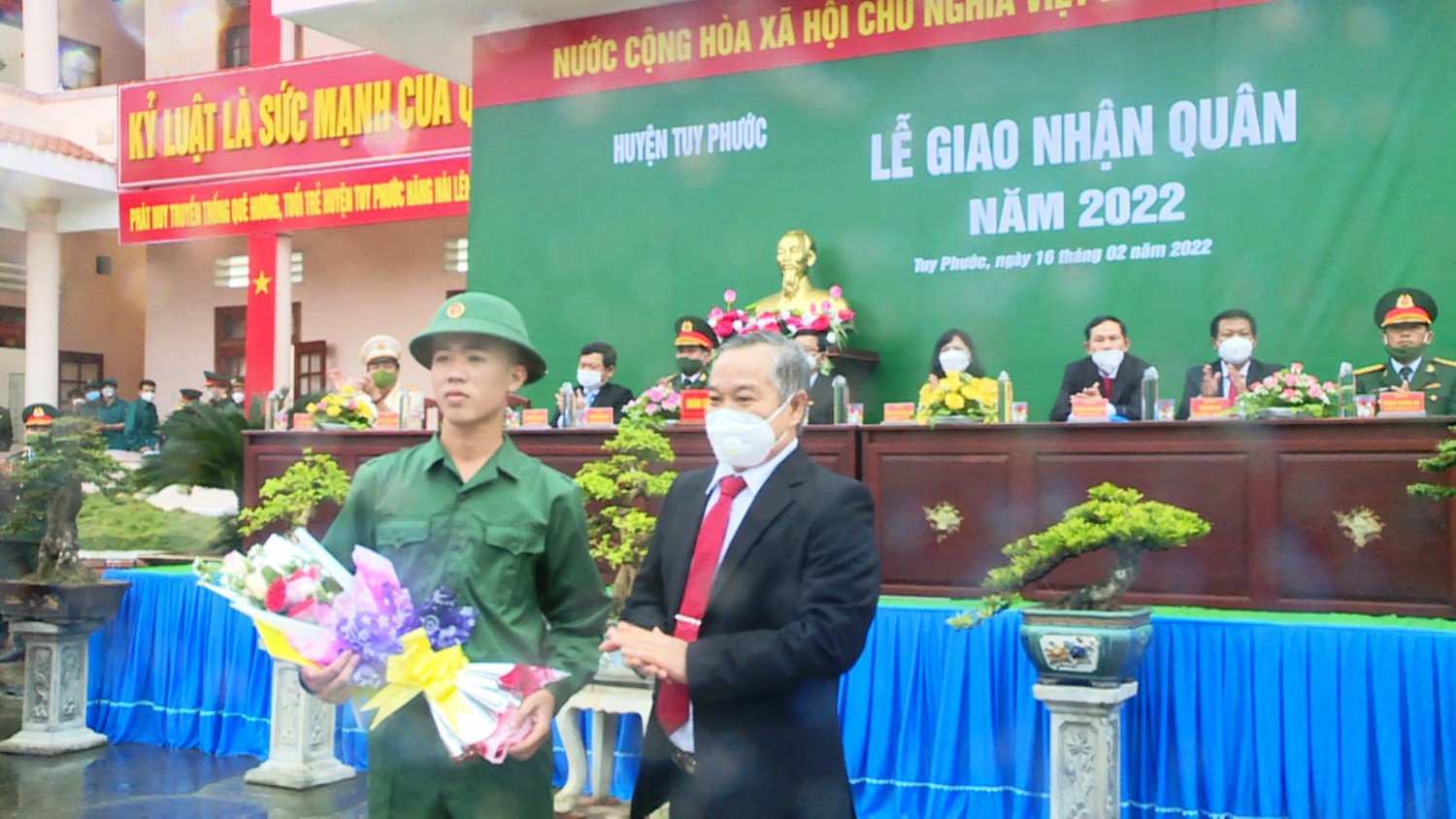 Đồng chí Nguyễn Đình Thuận - Phó Bí thư Thường trực Huyện ủy tặng hoa chúc mừng tân binh