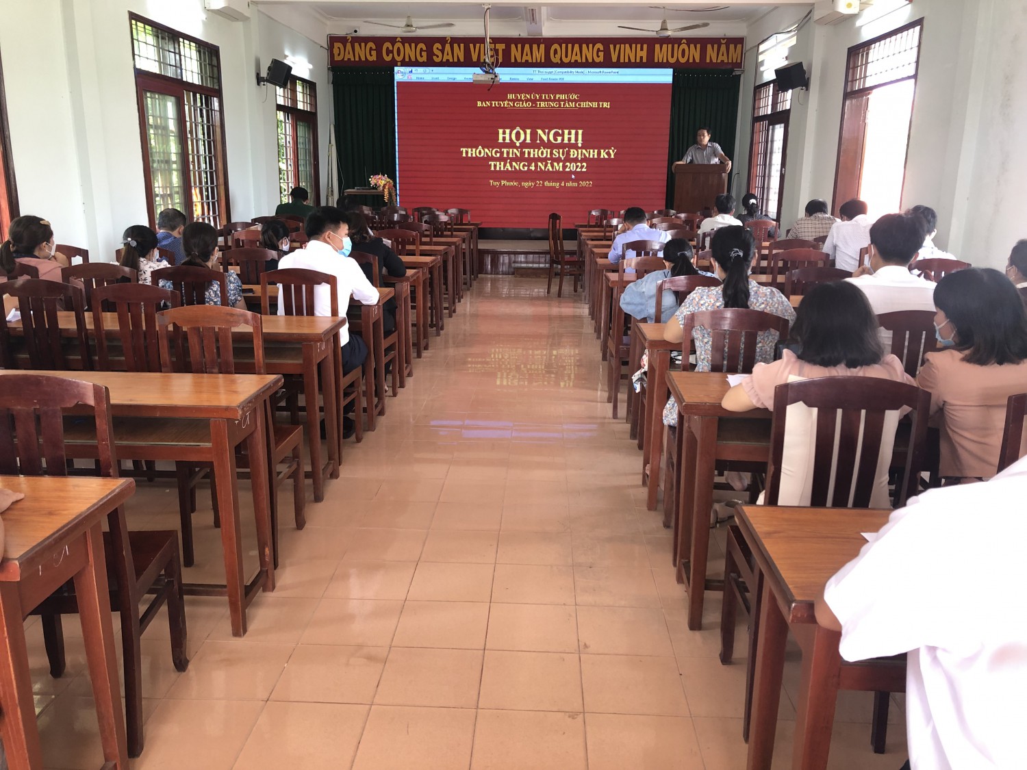 Đồng chí Nguyễn Tường Huy - Ủy viên Ban Thường vụ Huyện ủy, Trưởng ban Ban Tuyên giáo Huyện ủy, Giám đốc Trung tâm Chính trị huyện báo cáo tại Hội nghị