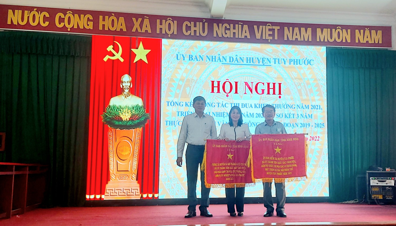 Thừa ủy nhiệm của Chủ tịch UBND tỉnh, đồng chí Huỳnh Nam - Chủ tịch UBND huyện đã trao tặng Cờ thi đua UBND tỉnh cho các tập thể