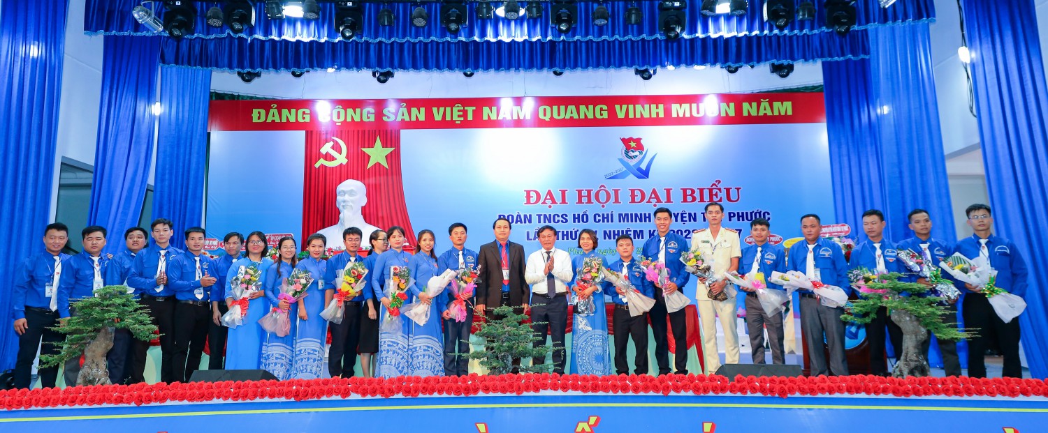 Ban Chấp hành Đoàn TNCS Hồ Chí Minh huyện Tuy Phước khóa XV nhận nhiệm vụ tại Đại hội