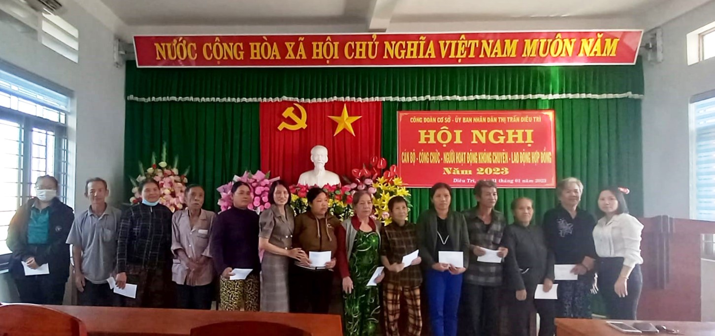 Chủ tịch Ủy ban MTTQ Việt Nam thị trấn Diêu Trì trao quà  cho hộ nghèo, hộ cận nghèo, hộ có hoàn cảnh đặc biệt khó khăn trên địa bàn thị trấn