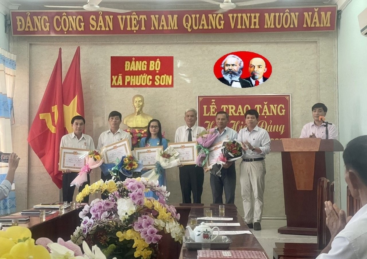 Thường trực Đảng ủy xã trao Huy hiệu Đảng cho các đảng viên