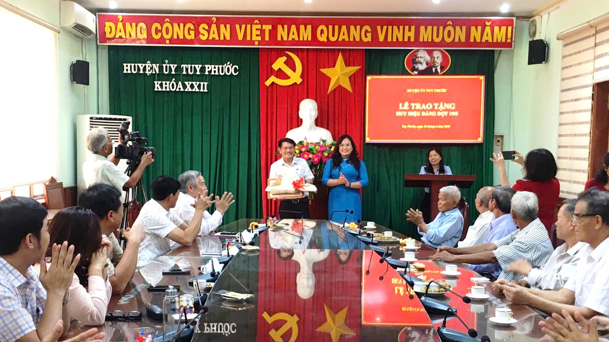 Lễ trao tặng Huy Hiệu Đảng đợt 19/5/2025